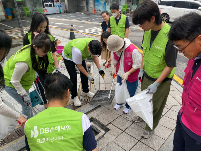 DB손해보험, 임직원·가족 참여 '줍깅' 봉사활동 진행