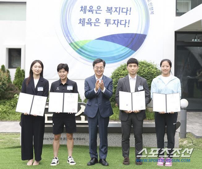 "항저우,이조합 찬성!" 지소연X신유빈 출국 인증샷..."멋진 언니!""…