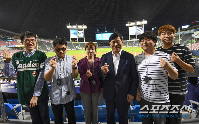 "실시간중계 직관!" 1년2개월만에 확 달라진 야구장,시각장애'찐팬'들의…