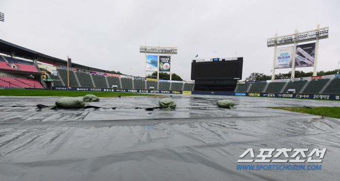 '반갑지 않은 손님' 장맛비가 갈길 바쁜 NC와 두산의 발목 잡을까? […