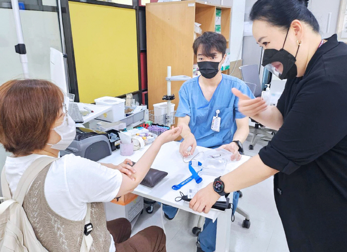 고대안암병원 아시아 최초 농아인 위한 수어통역 서비스 개시…수어 키오스크…