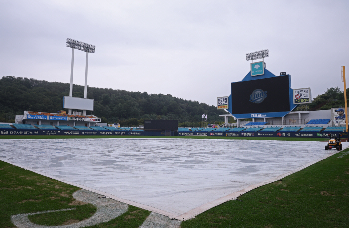 여름장마 같은 가을비, 프로야구 전 경기 우천 취소...대전→대구, SS…