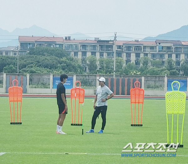 [항저우ON]'골잡이 출신' 황새 황선홍 감독이 따로 '특별과외'한 공격…