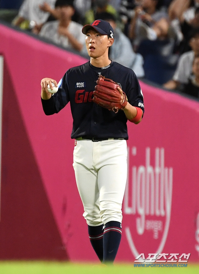 더럽혀진 '최고의 명승부'→국대 우완의 쓰라린 하루 "야수들 도움안돼" …