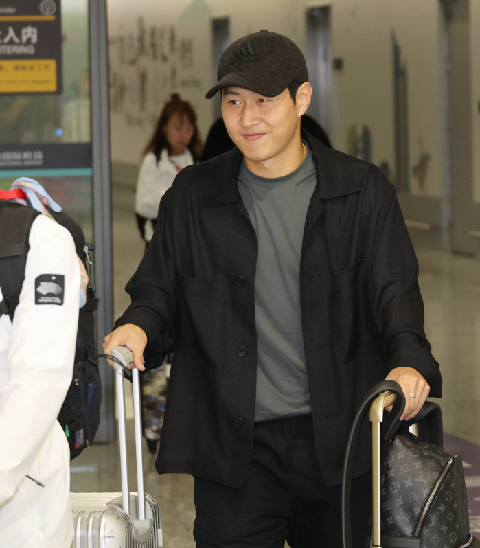 [항저우 현장]공항 마비→아찔한 장면 '막내형' 이강인 리더십, 위기 때…