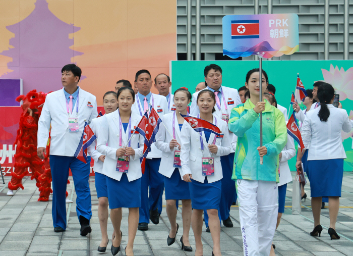 [항저우ON]'창살 입촌식' 북한, 베일 벗고 대규모 응원단 꾸렸지만 '…