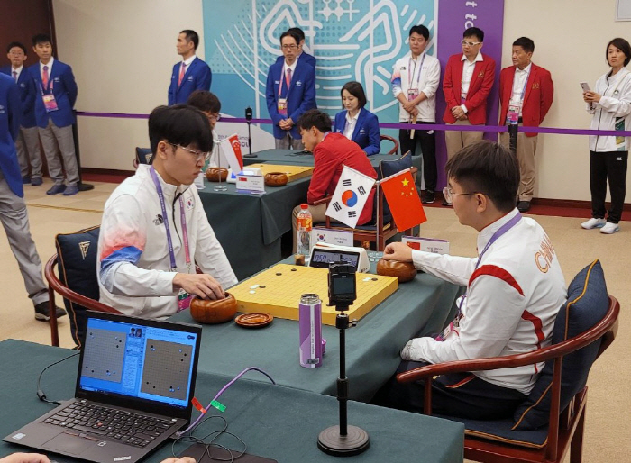 한국랭킹 1위 신진서, 양딩신 9단 꺾고 아시안게임 첫 승 올려