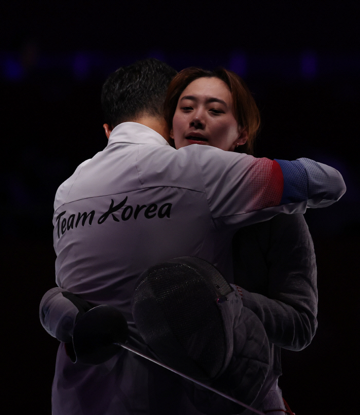 [현장인터뷰]첫 금메달 후 父윤학길 떠올린 효녀검객, "지금 울고 계실텐…