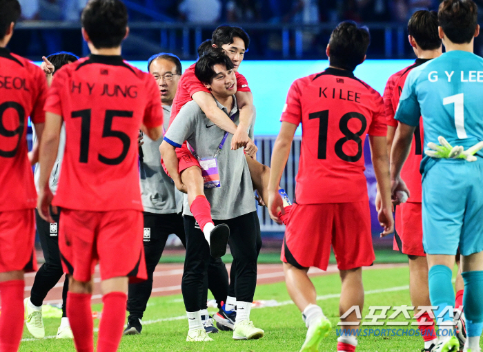 [항저우현장]'우즈벡 깡패축구' 피해자 명단에 이강인도? 다리 절뚝절뚝,…