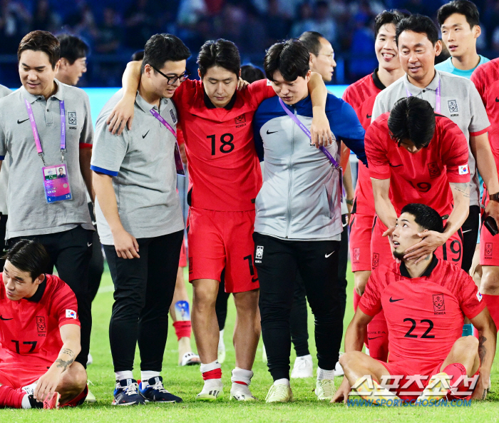 [항저우현장]'우즈벡 깡패축구' 피해자 명단에 이강인도? 다리 절뚝절뚝,…