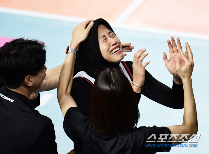 메가-지아 VS 김연경-옐레나…정관장, 쌍포 싸움 압도했다 '흥국생명 첫…