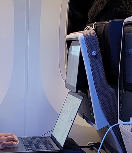  "비행기 좌석 젖히지 마세요" 태블릿 보기 어려워서?