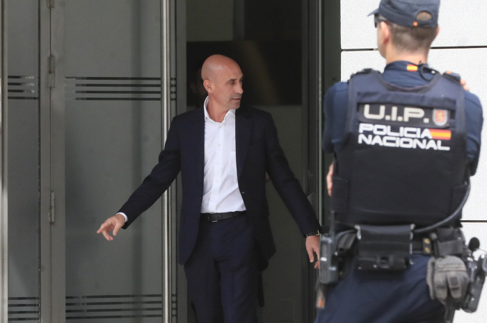 [오피셜]FIFA, '강제 키스' 논란 벌인 루비알레스 전 스페인축구협회장에 3년 자격정지 징계