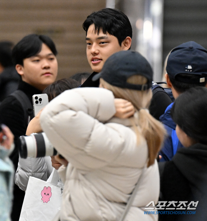 대전 왕자 인기가 이 정도였어?...출국하는 문동주 보기 위해 새벽부터 …