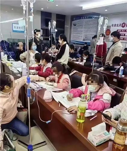 수업 중단 속출·교실로 변한 병원…中 호흡기질환 확산 '홍역'