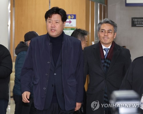 [2보] '이재명 측근' 김용, 불법자금수수 일부 유죄…징역5년 법정구속