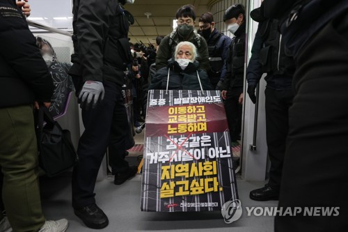전장연, 국회 예산 심의 마무리까지 지하철 탑승 시위 중단