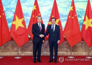 中 왕이, 베트남 방문…'첨단 기술·친환경' 투자 확대 합의