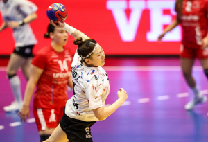 한국 여자핸드볼, 그린란드 꺾고 세계선수권 첫 승리