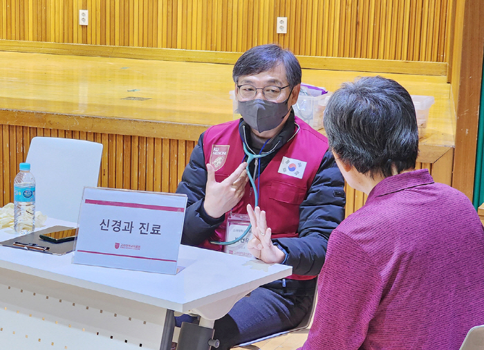 고려대의료원, 보건대학원 최고위과정 원우들과 안성 어르신 의료지원