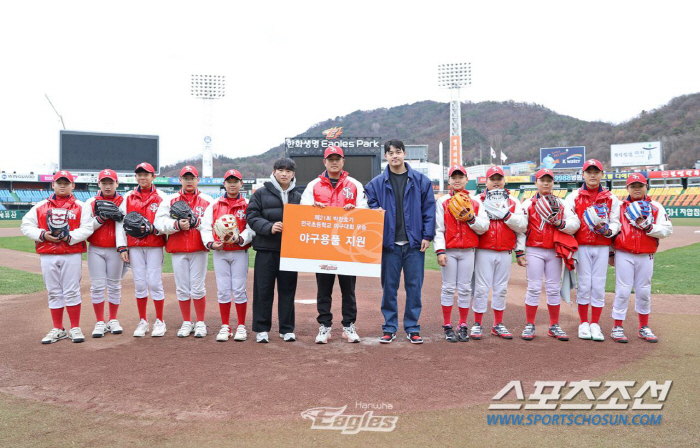 세상에 하나뿐인 글러브 선물한 한화, 신흥초 아이들은 훗날 문동주 문현빈…