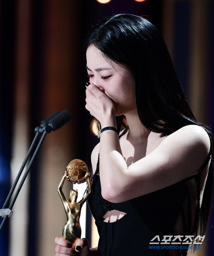 [단독 종합] "심장이 쿵, 과호흡까지..심장 아팠죠"…전여빈, 꺾여도 …