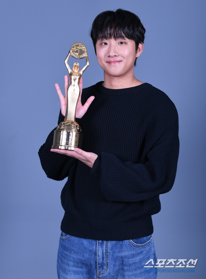 Hong Sabin Best New Actor Award at 44th Blue Dragon Film Awards Archyde