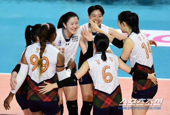 '1위 지켰다!' 주전 세터 빠진 현대건설, '김연경-옐레나 폭발' 흥국…