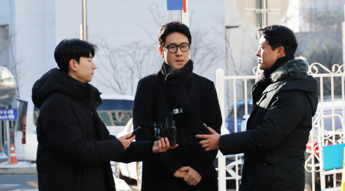 '이선균 협박' 女실장 공범 A씨 잡혔다..'3차 소환' 이선균 심야조사…