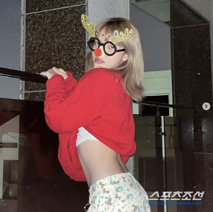 AOA 지민→현아, '19금 산타'로 즐기는 크리스마스