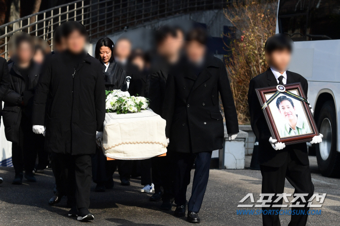 전혜진 오열X子 영정사진..故 이선균 영면 '하늘의 ★ 되다'[종합]