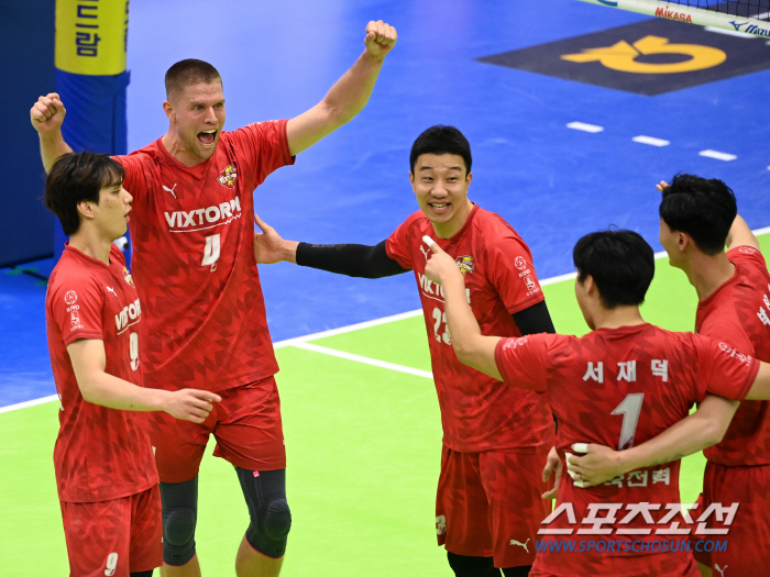 '수원 왕자' 생일 자축포 터졌다! 한국전력, 삼성화재 셧아웃 제압 [수…