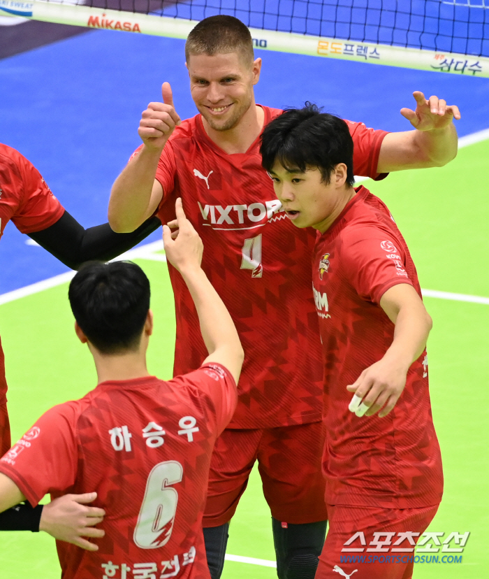 '수원 왕자' 생일 자축포 터졌다! 한국전력, 삼성화재 셧아웃 제압 [수…