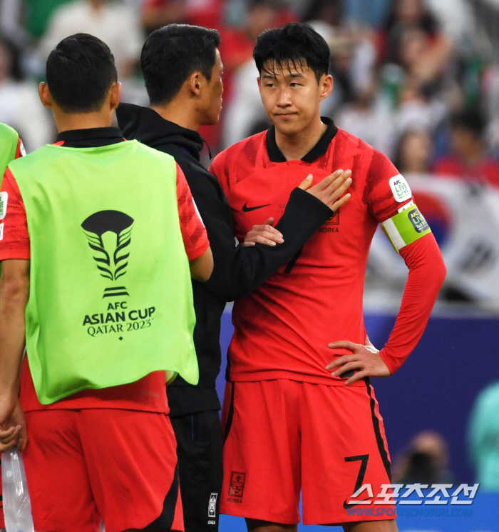 [카타르ON]무릎 꿇고 주저앉은 손흥민→캡틴의 이례적 쓴 소리, 참담한 …