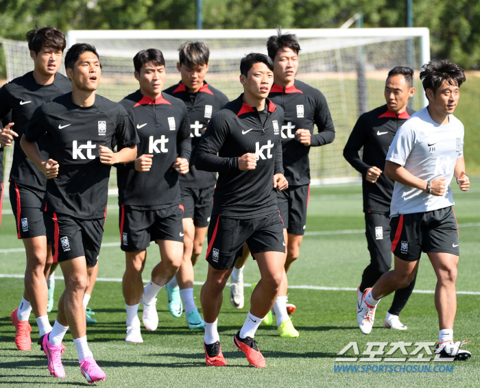 수줍음 많은 남자 황희찬, 취재진 응원에 농담 건네며 미소...'40분 …