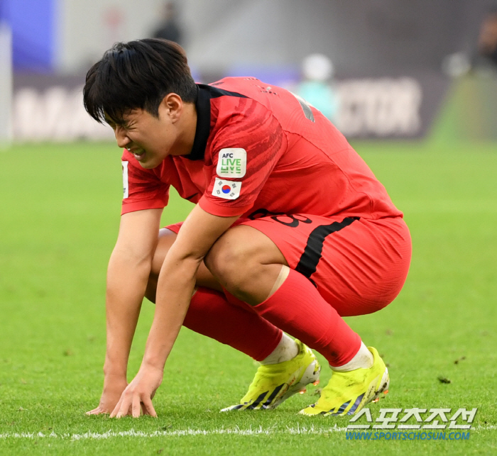 막내형? 진짜형이 떴다! 형들 사이 파고들어 어깨동무 이강인...'귀여운…