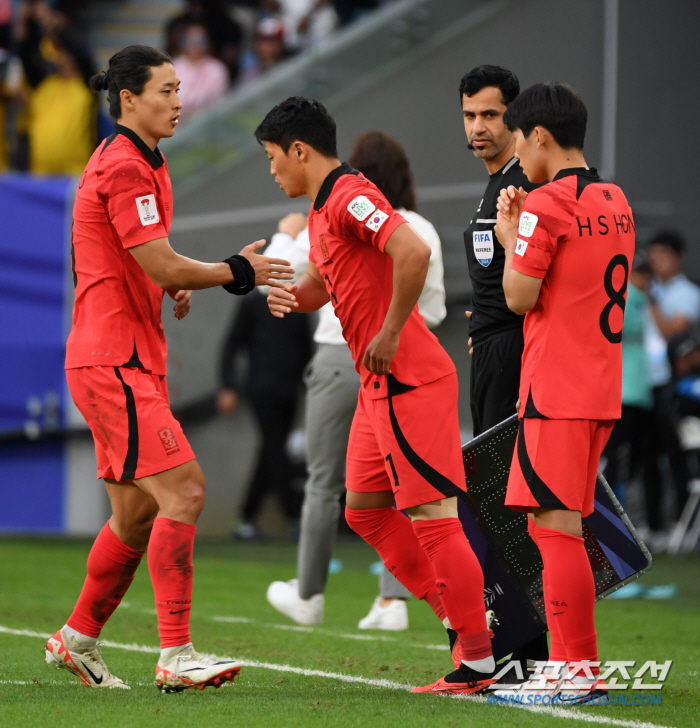 [카타르 현장]황희찬-김진수까지 넣고도 무승부, '참담한 결과' 한-일전…