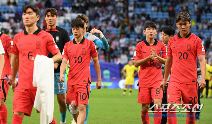 국제적 가십거리로 전락한 한국축구…영국언론 "거인 일본 피하려고 고의 실…