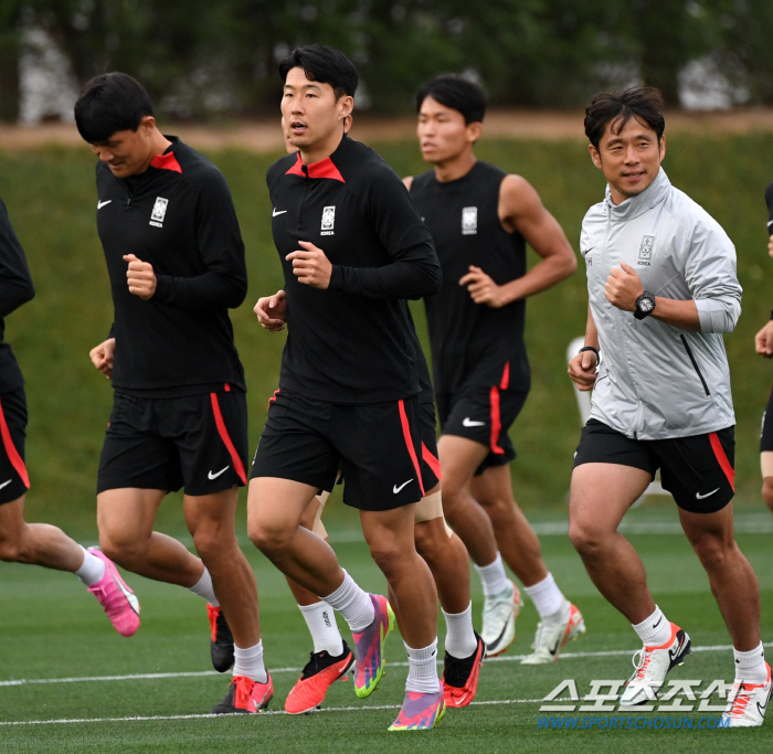 '흥민아 너무 부담 갖지마' 8년 전 함께 뛰었던 차두리 코치의 따뜻한 …