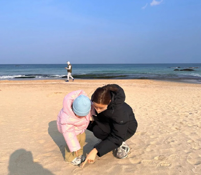 '한의사♥' 강소라, 붕어빵 큰 딸과 바닷가 나들이 워킹맘 "드디어 연휴…