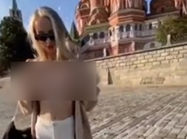 모스크바 광장 '가슴 노출' 여성, 3년 지나 수배 명단 올라
