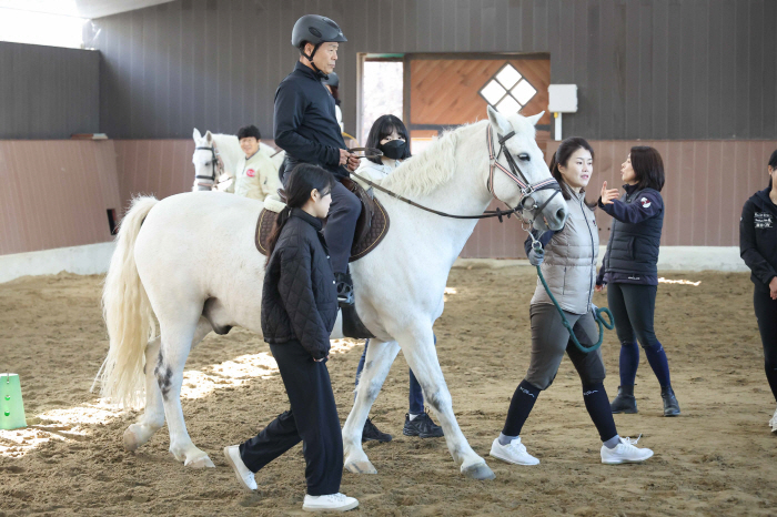 [경마] 마음속에 담아둔 '말'을 꺼내본다 … 힐링승마를 통해 다시 만난…