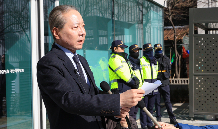 경찰 압수수색에 의협 비대위 "의료 시스템 비가역적 변화" 반발