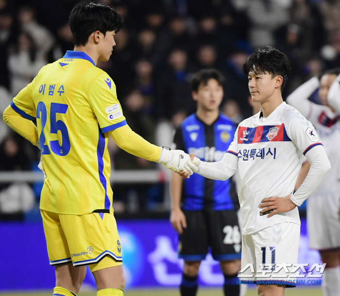 PK전 상대 골키퍼와 악수하는 '샤프볼의 강심장'이승우"올핸 더 많은 골…