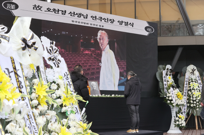 [종합] '연극계 거목' 故오현경, 영원한 안식…이순재 "곧 갈 테니 다…