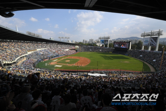 OTT 중계권료 연 2천억 잭팟→관중 하락→공짜표...결국 유료중계 핵심…