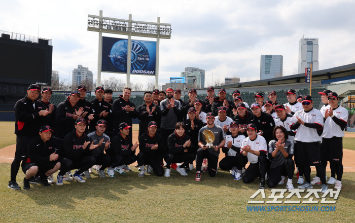 석달만에 골든글러브 실물영접한 최다득표자의 진심. "GG 시상식 있는 줄…