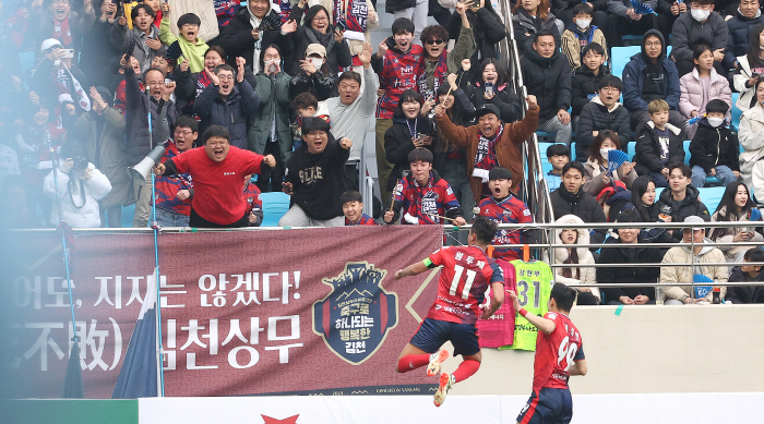 "상무에 울산 선수가 몇 명이야" 디펜딩챔피언 울산, 승격팀 김천과 1년…