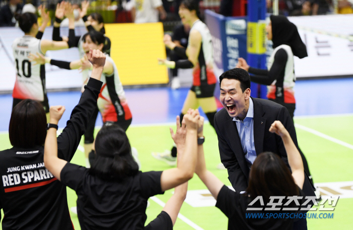 정관장 7년만의 봄배구 확정. 고희진 감독 인생 첫 PO 소감 "단기전 …