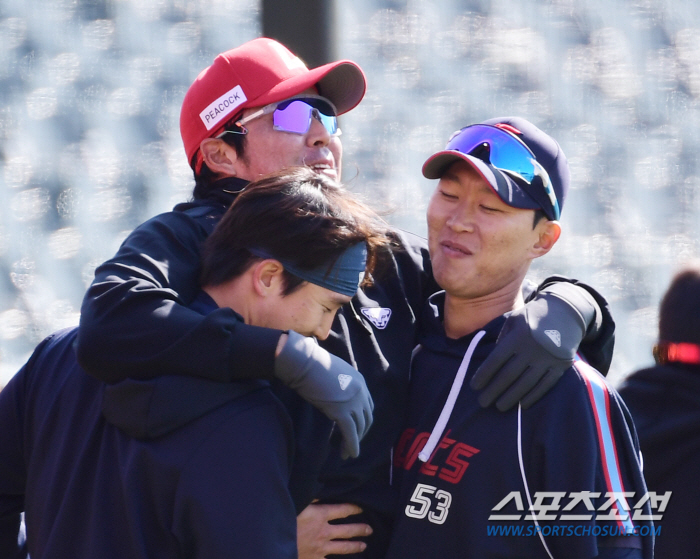 'SSG 추신수가 따뜻하게 안아준 롯데 선수는?' 시범경기 첫 날 풍경 …